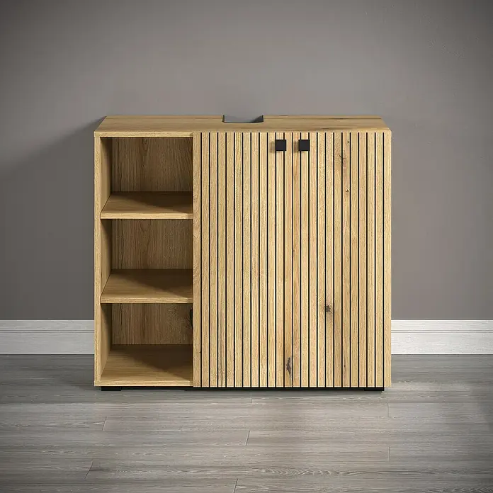 Trendteam Niklas Badmöbel-Set - 90 cm, Evoke Eiche, Strukturiert, Breite Waschbecken: 60 cm - Das Bild zeigt einen modernen Holzschrank mit Regalen und einer Tür mit vertikalen Lamellen vor einer grauen Wand.