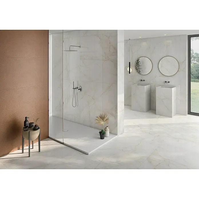 BHS Showroom Revestimiento de pared Fez deko - 60 x 120 cm, Terracota, Mate, Rectificado - Interior elegante de baño con azulejos de mármol, una ducha con estilo y lavabos modernos, combinando un ambiente lujoso y diseño.