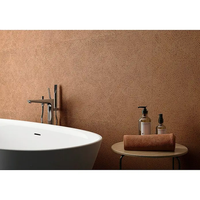 BHS Showroom Revestimiento de pared Fez deko - 60 x 120 cm, Terracota, Mate, Rectificado - Escena de baño con bañera exenta, accesorios, toalla y productos para el cuidado de la piel sobre una mesa auxiliar frente a pared texturizada.