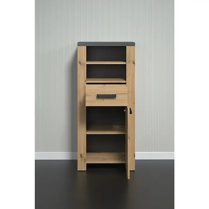Trendteam Follow Midischrank - B x T x H: 53 x 35 x 118 cm, Artisan Eiche, Matt - Ein Holzschrank mit einer Schublade und Regalen, dessen Tür offen steht, vor einer gestreiften Wand.