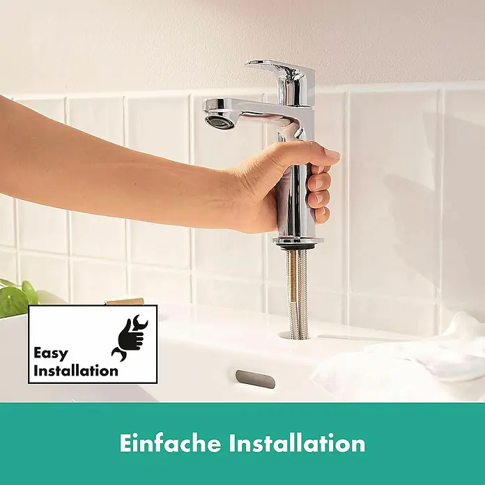 Hansgrohe Rebris S Waschtischarmatur 110 CoolStart - Chrom, Durchflussmenge: 5 l/min, Ausladung Armatur: 15,9 cm - Das Bild zeigt einen glänzenden, silbernen Wasserhahn, der gerade in ein Waschbecken eingebaut wird, mit dem Hinweis "Einfache Installation".