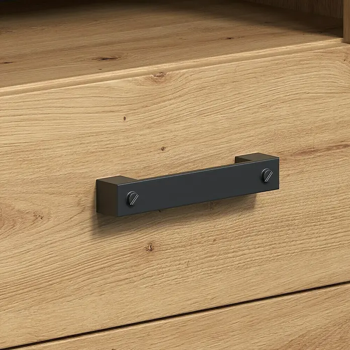Trendteam Follow Hochschrank - B x T x H: 53 x 35 x 196 cm, Artisan Eiche, Matt - Nahaufnahme eines Holzschrankes mit einem schwarzen, modernen Griff, der die natürliche Maserung des Holzes hervorhebt.