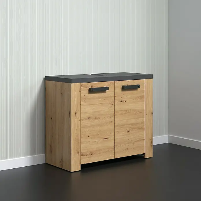 Trendteam Follow Waschtischunterschrank - B x T x H: 79 x 35 x 67 cm, Artisan Eiche, Matt - Ein Badezimmerschrank mit zwei Holztüren und einer grauen Arbeitsplatte steht in der Ecke eines Raumes.