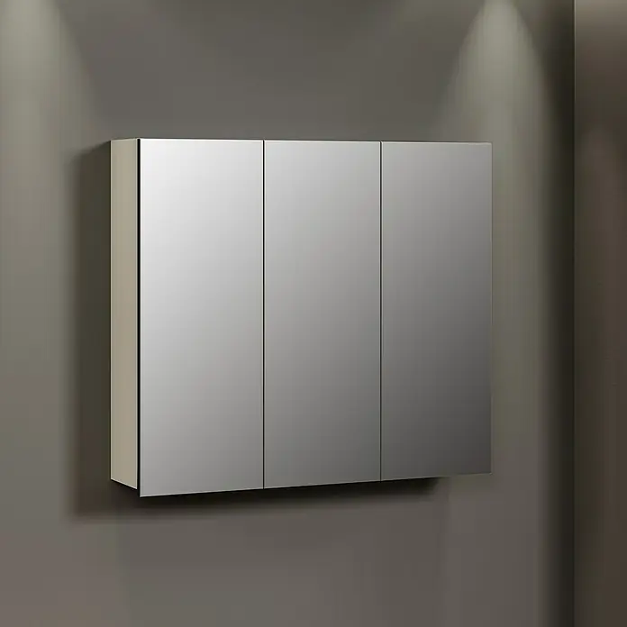 Trendteam Niklas Spiegelschrank - B x H: 90 x 80 cm, Kashmir - Das Bild zeigt einen dreitürigen Spiegelschrank an einer grauen Wand, ideal für Badezimmer zur Aufbewahrung und Reflexion.