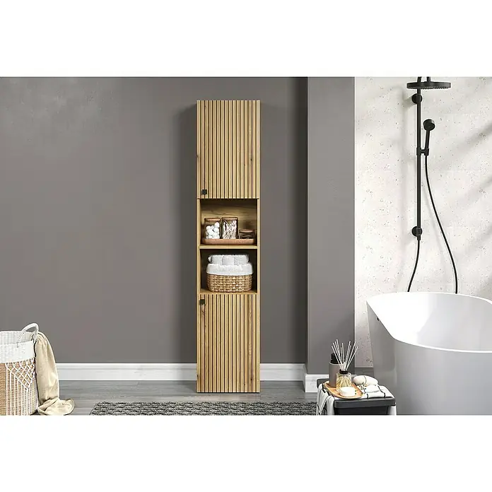 Trendteam Niklas Hochschrank - B x T x H: 40 x 31 x 186 cm, Evoke Eiche, Strukturiert - Ein Badezimmer-Interieur mit einem schlanken Holzschrank mit Fächern und Türen zur stilvollen Aufbewahrung.