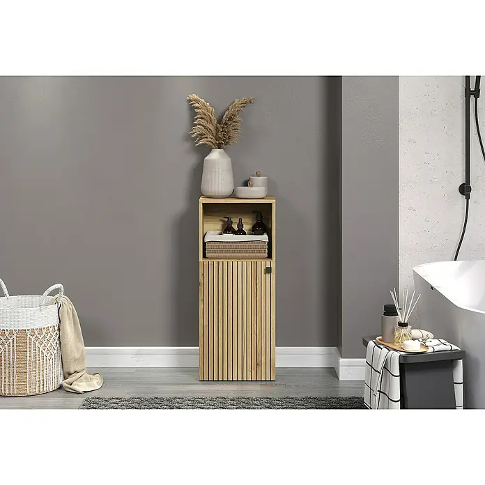 Trendteam Niklas Midischrank - B x T x H: 40 x 31 x 95 cm, Evoke Eiche, Strukturiert - Badezimmeransicht mit einem Holzschrank mit verschiedenen Dekorationsgegenständen und Badutensilien für ein stilvolles Ambiente.