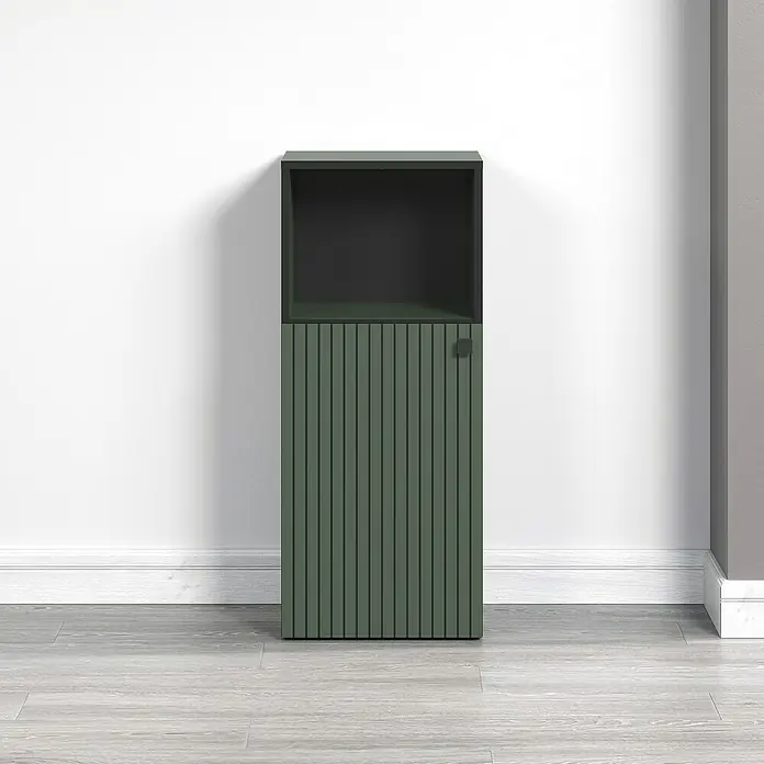 Trendteam Niklas Midischrank - B x T x H: 40 x 31 x 95 cm, Grün, Strukturiert - Ein grüner Schrank mit einer offenen Ablage steht vor einer weißen Wand, der minimalistische Stil sorgt für eine moderne Atmosphäre.
