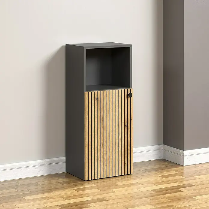Trendteam Niklas Midischrank - B x T x H: 40 x 31 x 95 cm, Evoke Eiche/Anthrazit, Strukturiert - Grauer Holzschrank mit Holzlamellentür und offenem Fach auf einem Holzboden vor einer hellen Wand.