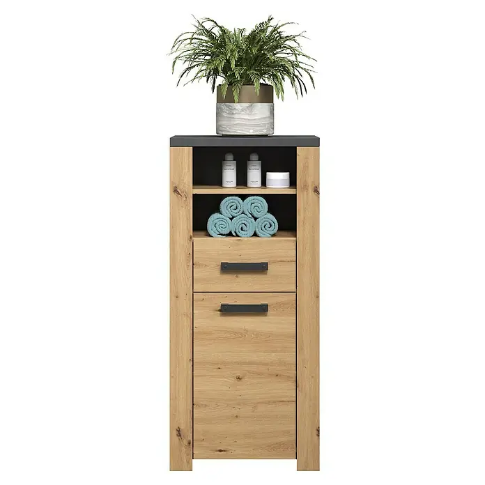Trendteam Follow Midischrank - B x T x H: 53 x 35 x 118 cm, Artisan Eiche, Matt - Holzschrank mit dunkelgrauer Platte, Fächern mit Pflegeprodukten und Handtüchern, zwei Schubladen mit dunklen Griffen, bekrönt mit einer Topfpflanze.