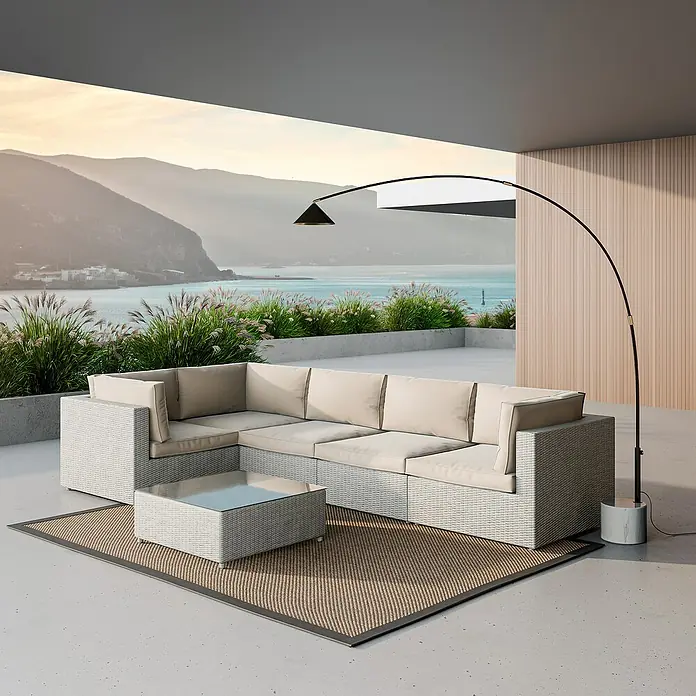 Sunfun Conjunto de muebles Ocala II - 6 pzs., Ratán sintético/Aluminio, Crema - Elegante conjunto de salón de ratán gris con cojines beige y mesa de centro sobre una alfombra de terraza, complementado con una lámpara de arco.