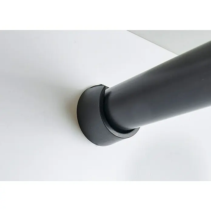Hettich Kleiderstangenlager - Durchmesser: 25 mm, Kunststoff, 1 Stk., Farbe: Schwarz - Nahaufnahme einer schwarzen Stange, die mit einer runden, schwarzen Basis an einer weißen Oberfläche befestigt ist.