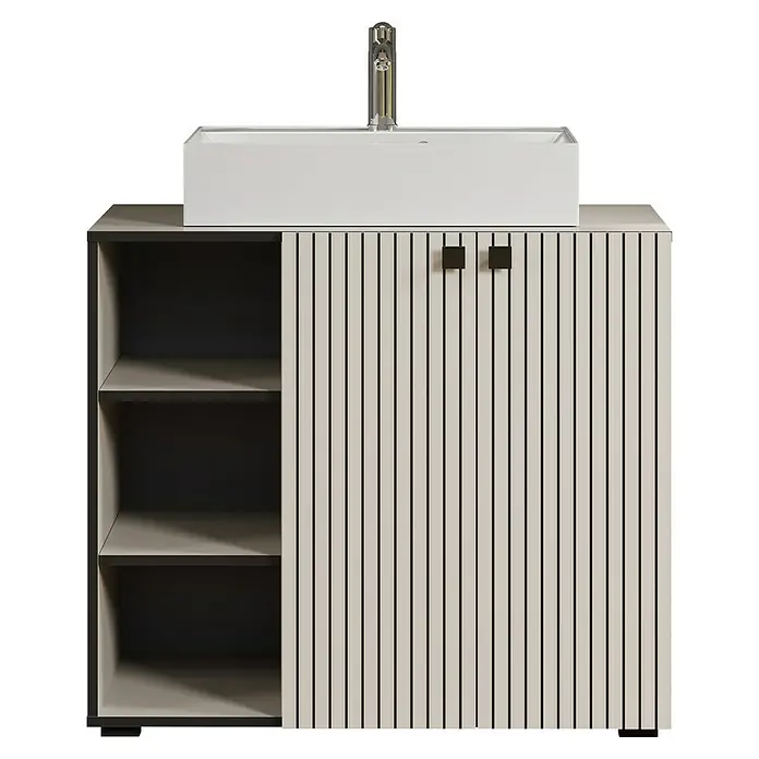 Trendteam Niklas Badmöbel-Set - 90 cm, Kashmir, Strukturiert, Breite Waschbecken: 60 cm - Modernes hellgraues Badmöbel mit weißem Rechteckwaschbecken, Chromarmatur, offenen Regalen und geriffelten Schranktüren mit dunklen Griffen.