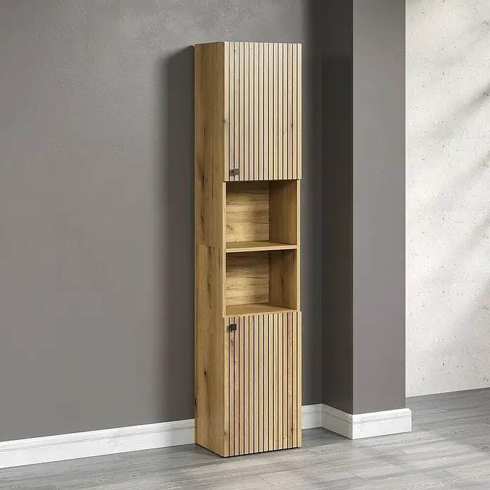 Trendteam Niklas Hochschrank - B x T x H: 40 x 31 x 186 cm, Evoke Eiche, Strukturiert - Ein hoher Holzschrank mit vertikalen Streifenmustern und offenen Regalen vor einer grauen Wand.