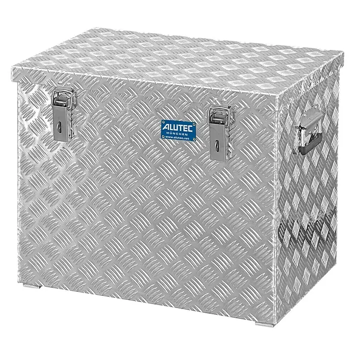 Alutec München Aufbewahrungs- & Transportbox R120 - 622 x 425 x 520 mm, 120 l - Ein silberner Alutec-Werkzeugkasten mit Riffelblechmuster, robusten Verschlüssen und Tragegriffen für sichere Aufbewahrung.