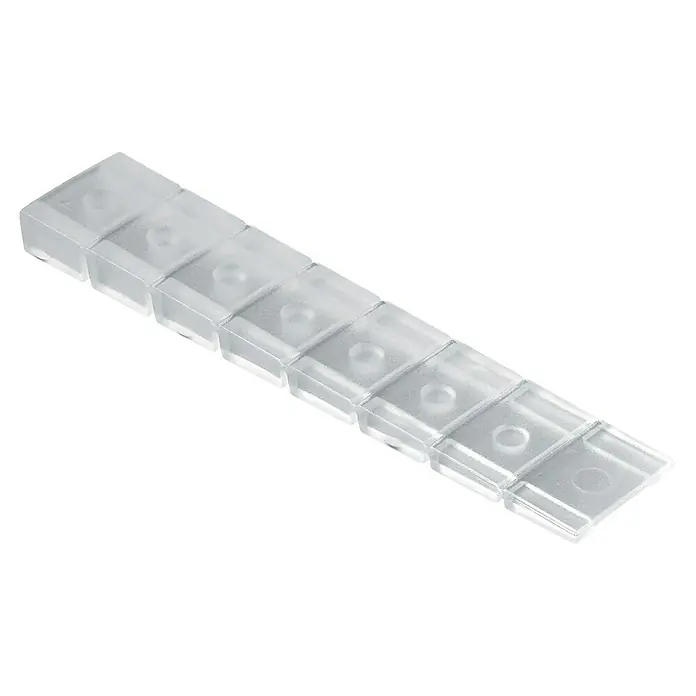 Hettich Unterlegkeil - L x B x H: 100 x 20 x 8 mm, Kunststoff - Nahaufnahme einer durchsichtigen, modularen LED-Abdeckung mit rechteckigen Abschnitten und zentralen Öffnungen zur Lichtstreuung.