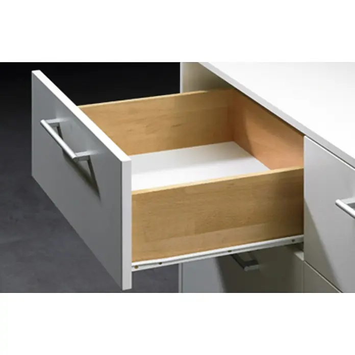 Hettich Schubladenführung - Einbaulänge: 353 mm, Traglast: 20 kg, Teilauszug, Pulverbeschichtet - Ein offener weißer Schubladenschrank mit hellbraunen Holzseiten und einem silbernen Griff, der die Möbelstruktur und das Design hervorhebt.