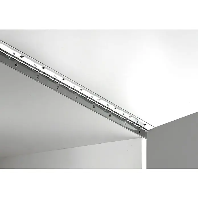 Stabilit Stangenscharnier - L x B x S: 600 x 32 x 0,6 mm, Vernickelt - Detailaufnahme eines glänzenden Klavierbandes, das an einer weißen Oberfläche befestigt ist. Das Band erstreckt sich über die Länge der Kante.