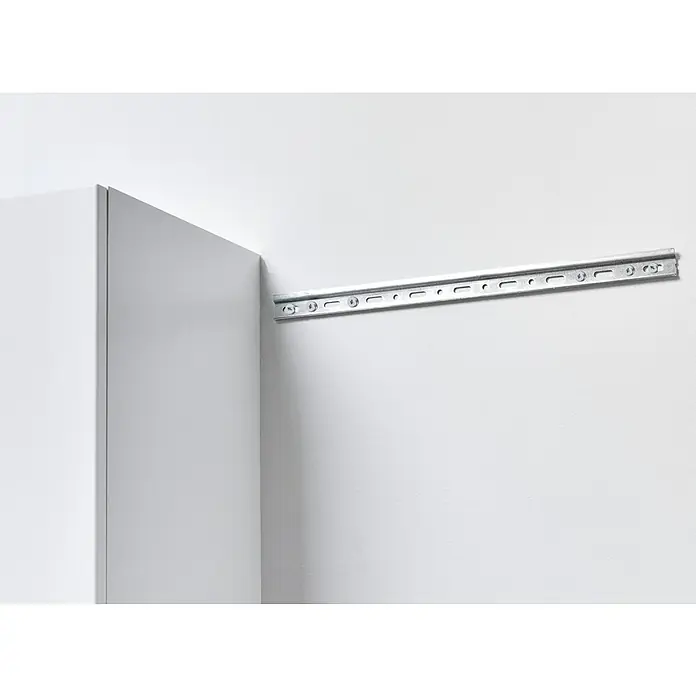 Stabilit Wandschiene - Länge: 1.000 mm, Stahl, Silber - Silberne Metallschiene mit Schrauben, horizontal an einer Wand neben einem weißen Schrank befestigt.