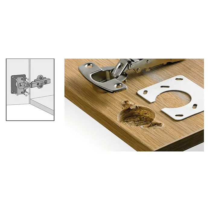 Hettich Montageplatte - L x B x H: 70 x 55 x 0,8 mm, Passend für: Alle Topfscharniere mit Ø 35 mm - Scharnierinstallation. Ein Metallscharnier, weiße Bohrschablone und ein teilweise gebohrtes Loch im Holz für den Scharniertopf.