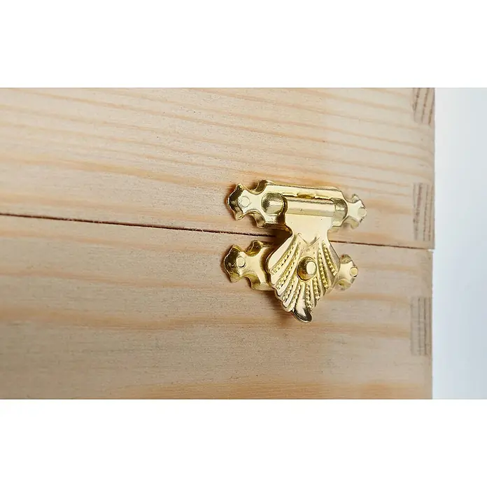Hettich Kistenverschluss - L x B: 18 x 25,5 mm, Vermessingt - Nahaufnahme eines Holzschatullenverschlusses aus glänzendem Gold, montiert an einer hellen Holzkiste, der dem Design einen Hauch von Eleganz verleiht.