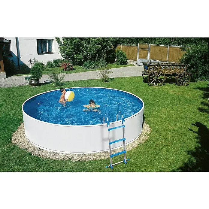 myPool Piscina de acero New Splasher - Ø x Al: 355 x 90 cm, Blanco, 7.800 l - Piscina redonda sobre suelo con escalera y niños jugando en el jardín, rodeada de césped y un carro decorativo.