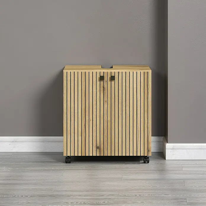 Trendteam Niklas Waschtischunterschrank - B x T x H: 60 x 42 x 64 cm, Evoke Eiche, Strukturiert - Ein moderner Holzschrank mit vertikalen Lamellen und schwarzen Griffen, der auf Rollen steht. Ideal für stilvolle Aufbewahrung im modernen Zuhause.