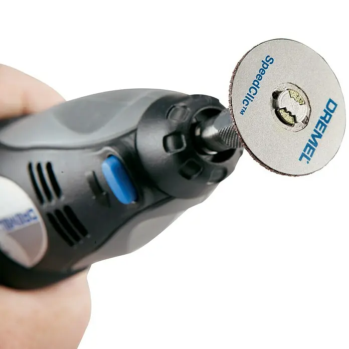 Dremel EZ SpeedClic Trennscheibe SC 456 B - 38 mm, 12 Stk. - Detaillierte Aufnahme eines Dremel-Rotationswerkzeugs mit einem SpeedClic-Aufsatz, ideal für präzises Schleifen und Polieren.