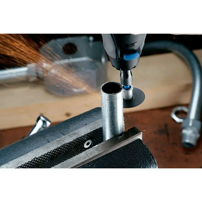 Dremel EZ SpeedClic Trennscheibe SC 456 B - 38 mm, 12 Stk. - Dremel-Rotationswerkzeug schneidet ein Metallrohr in einem Schraubstock, wobei Funken sprühen.