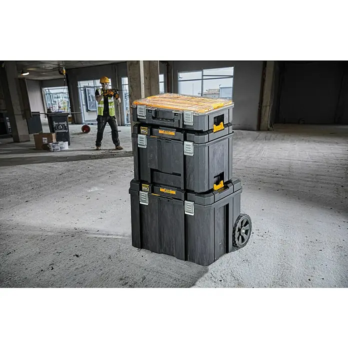 DeWalt T-STAK Caja de almacenaje y transporte DWST83347-1 - L x An x Al: 43,5 x 51,2 x 63,5 cm, Polipropileno, Capacidad de carga: 50 kg - Cajas de herramientas modulares negras y amarillas apiladas, una con ruedas, en suelo de hormigón de obra.