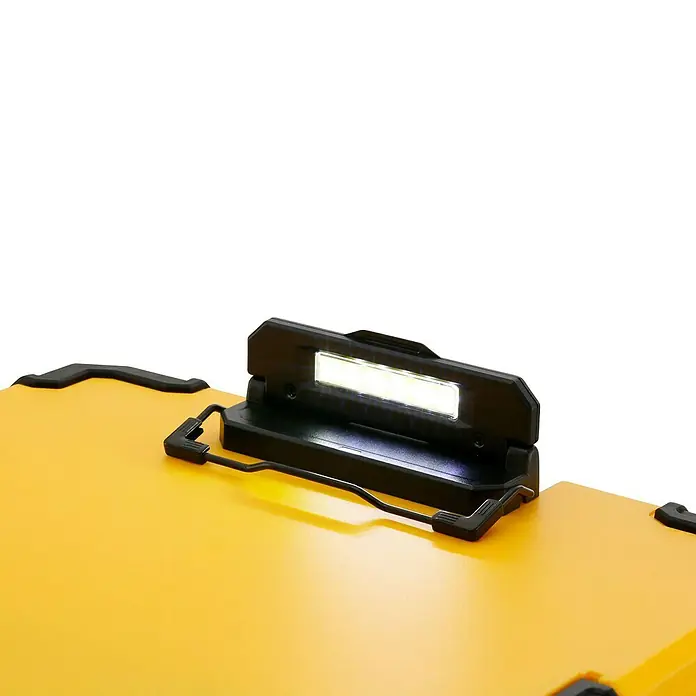 DeWalt T-STAK Klemmbrett - L x B x H: 28,5 x 41,3 x 32 cm, Kunststoff, LED-Licht - Eine gelbe Arbeitsplatte mit einer hellen, schwarzen LED-Leuchte, die für zusätzliche Beleuchtung bei Arbeiten sorgt.