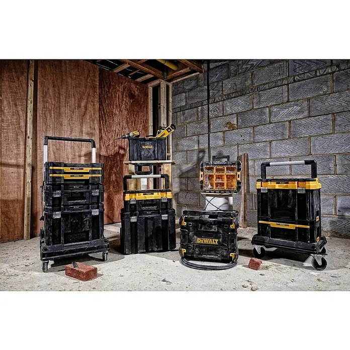DeWalt T-STAK Transportroller - L x B x H: 59 x 55 x 104,3 cm, Kunststoff, Traglast: 100 kg - Vielfalt an DeWalt Werkzeugboxen in Schwarz und Gelb, präsentiert in einer Werkstattumgebung. Perfekt für die Organisation Ihrer Werkzeuge.