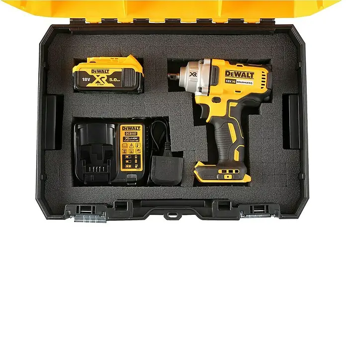 DeWalt T-STAK Schaumstoffeinlage - B x L x T: 43 x 42,6 x 30 cm - DeWalt 18V Schlagschrauber-Set: gelb-schwarzer XR Brushless Schlagschrauber, 5,0Ah Akku und Ladegerät, in schwarzem Koffer.