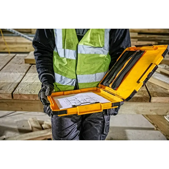 DeWalt T-STAK Portapapeles DWST82732-1 - L x An x Al: 28,5 x 41,3 x 32 cm, Plástico, Luz LED - Portapapeles amarillo de obra con planos, sostenido por un trabajador.
