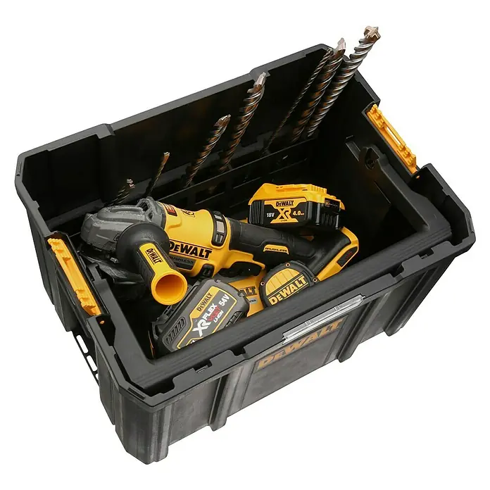 DeWalt T-STAK Werkzeugkasten - L x B x H: 44 x 32 x 27,5 cm, Kunststoff, Traglast: 50 kg - Schwarze DeWalt-Werkzeugkiste mit gelbem Winkelschleifer, zwei Akkus und mehreren Bohrern.