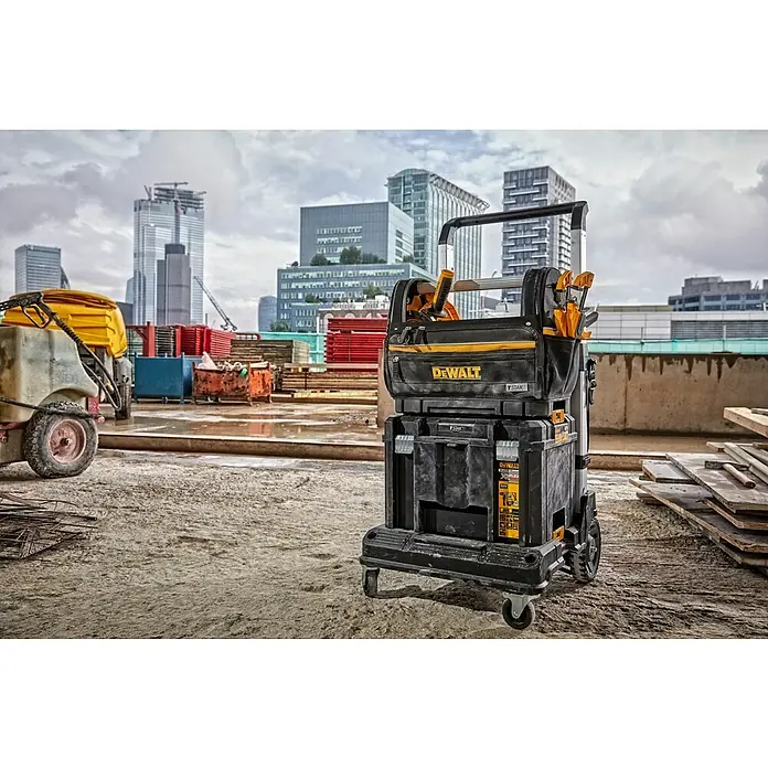 DeWalt T-STAK Bolsa para herramientas - L x An x Al: 25 x 45 x 35 cm, Textil, Capacidad de carga: 30 kg - Sistema de almacenamiento de herramientas móvil DeWalt negro y amarillo con ruedas, con bolsa y cajas apiladas, en una obra.