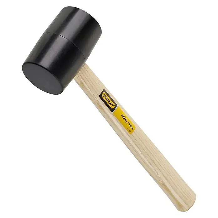Stanley Gummihammer - Holz, Maße Kopf: 100 x 60 mm - Ein schwarzer Stanley Gummihammer mit Holzgriff und gelbem Etikett, das Gewicht und Marke angibt. Ein robustes Werkzeug für präzise Schläge.