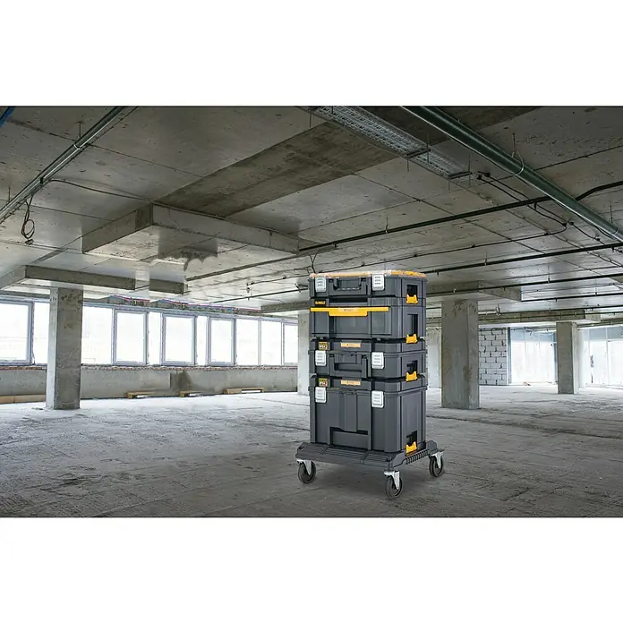 DeWalt Caja para herramientas DWST83346-1 - L x An x Al: 333 x 440 x 302 mm, Plástico, Con cerradura - Cajas de herramientas modulares negras y amarillas apiladas en una base con ruedas en una obra.