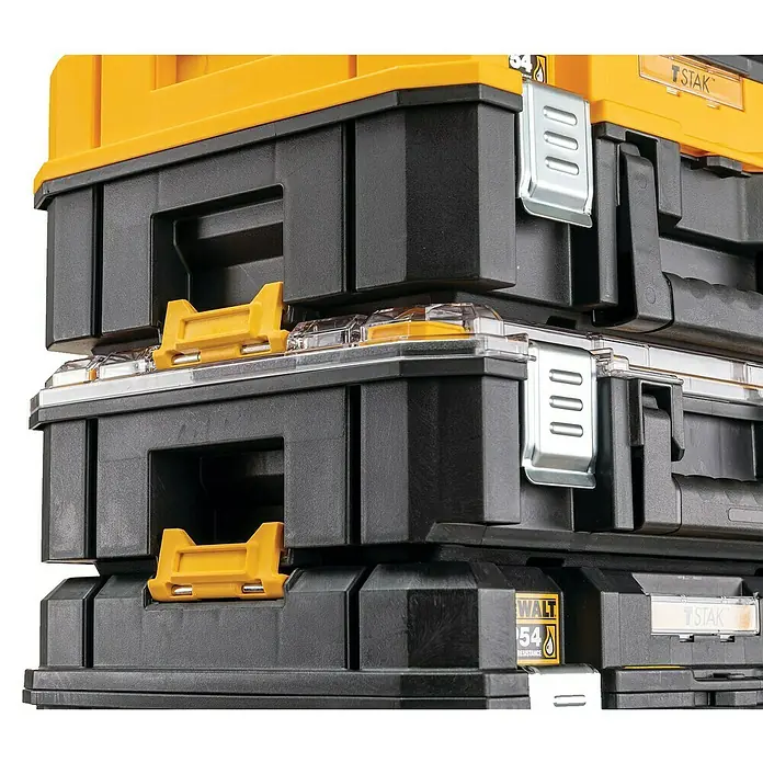 DeWalt T-STAK Kleinteilekoffer - L x B x H: 33,2 x 44 x 33,3 cm, Traglast: 20 kg, Anzahl Fächer: 10 Stk. - Nahaufnahme von gestapelten DeWalt TSTAK Werkzeugkisten in Schwarz und Gelb mit silbernen Verschlüssen und gelben Griffen.