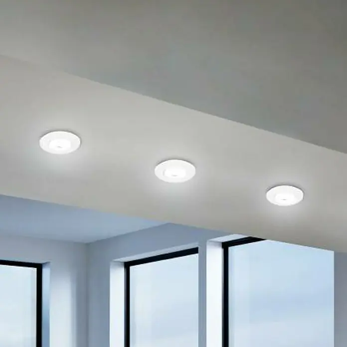 Eglo LED-Einbauleuchte Agulo - Warmweiß, Durchmesser: 9 cm, Weiß - Ein minimalistisches Deckenleuchtendesign mit drei eingebauten runden Leuchten, die ein helles, einladendes Licht spenden.