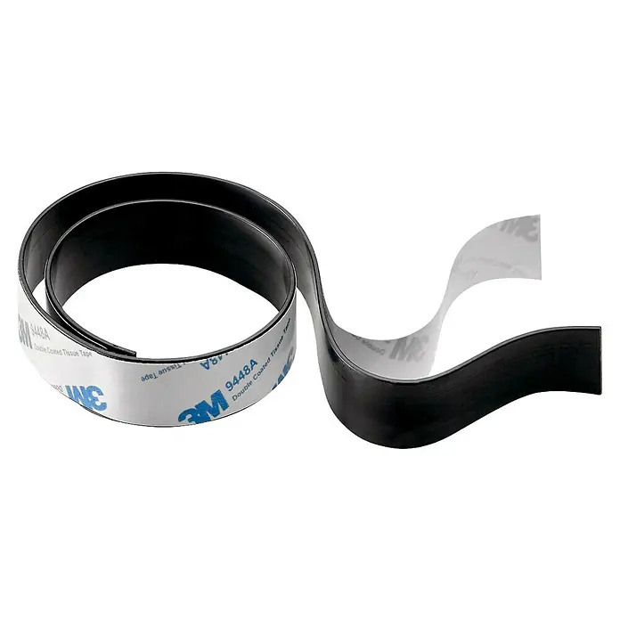 Hettich Magnetstreifen - L x B: 1.000 x 19 mm - Teilweise abgerolltes schwarzes 3M 9448A doppelseitiges Gewebeband mit weißer Schutzfolie.