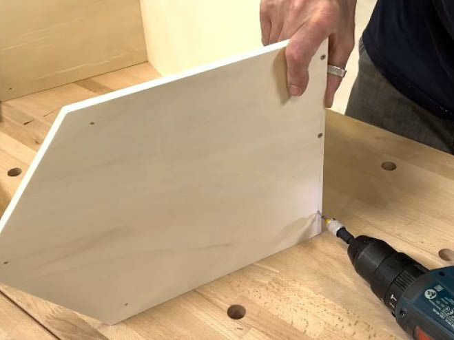 Zwei Holzplatten werden mit 3 Schrauben zusammengeschraubt