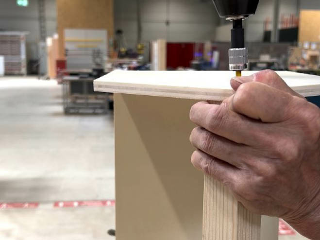 Das Grundgerüst vom DIY Gewächshaus wird mit Rahmenholz in der Mitte zusammengeschraubt um stabiler zu werden