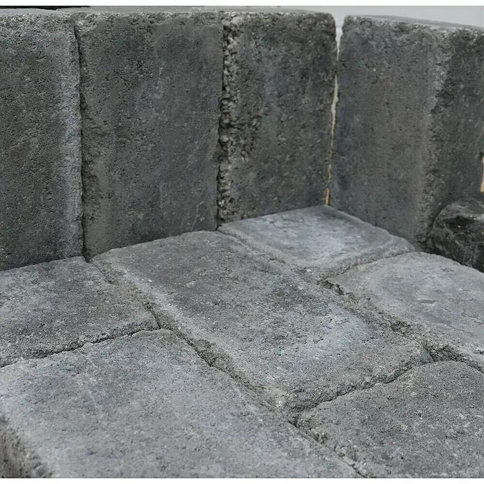 Christoph Pflasterstein CHR-Collo - 24 x 12 x 7,1 cm, Beton, Anthrazit - Nahaufnahme eines Pflastersteinsystems in verschiedenen Grautönen, ideal für den Garten- und Landschaftsbau.