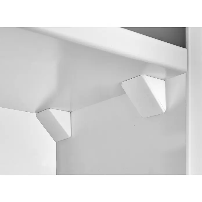 Hettich Eckverbinder - L x B x H: 22 x 24 x 22 mm, Kunststoff, Weiß, 1 Stk. - Nahaufnahme eines weißen Regalträgers mit zwei stützenden Winkeln. Das Bild betont die schlichte, funktionale Bauweise.