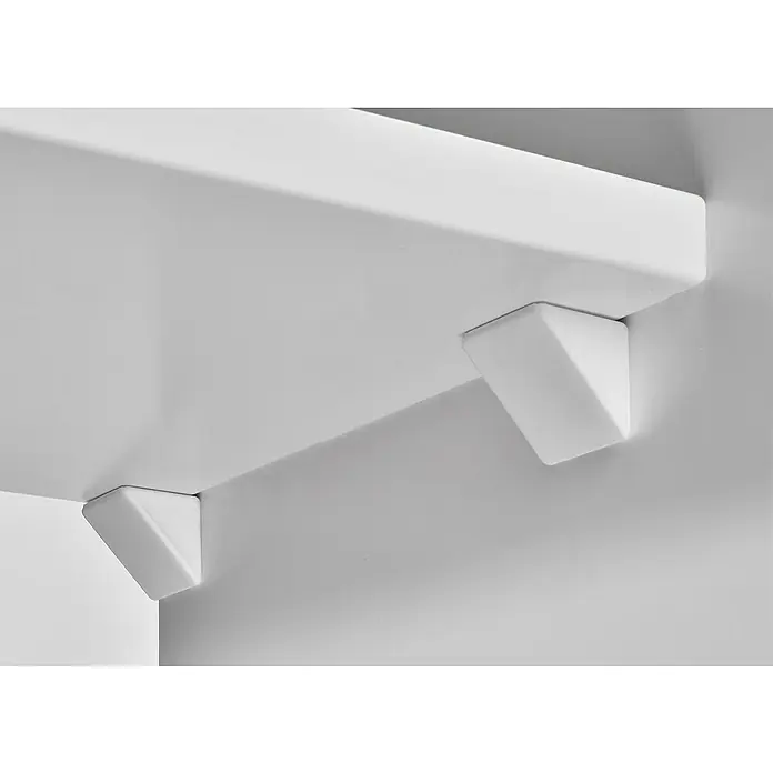 Hettich Eckverbinder - L x B x H: 31 x 24 x 31 mm, Kunststoff, Weiß, 1 Stk. - Nahaufnahme eines weißen Regals mit zwei dreieckigen Stützen, die das Regal an der Wand befestigen, minimalistisches Design.