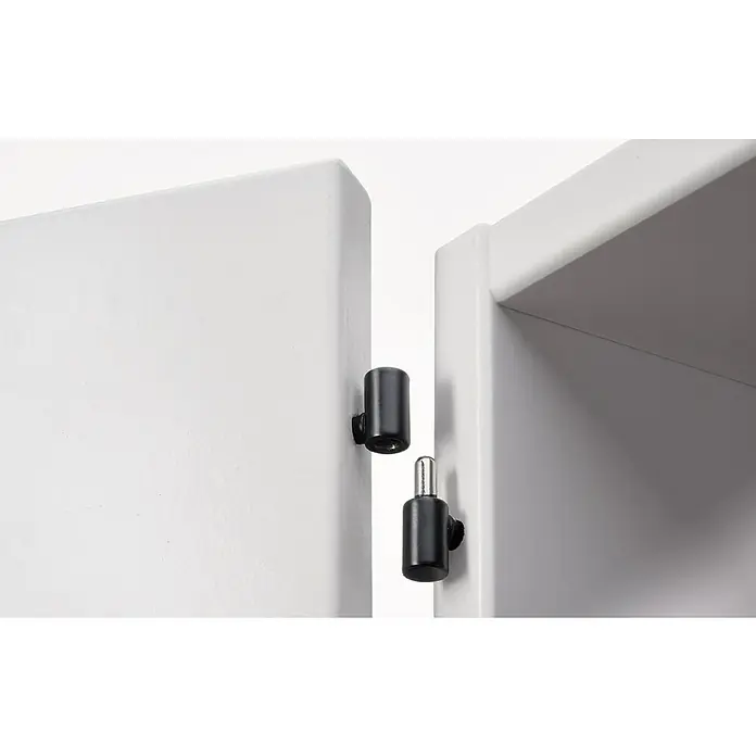 Hettich Einbohrband - Lackiert, Geeignet für: Holzzargen, Ø x H: 8 x 28 mm - Nahaufnahme von zwei schwarzen Möbelscharnieren, die an weißen Möbelstücken befestigt sind, mit Fokus auf Design und Funktionalität.