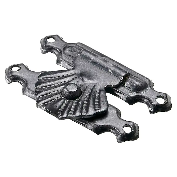 Hettich Kistenverschluss - L x B: 18 x 25,5 mm, Pulverbeschichtet - Eine Nahaufnahme eines verzierten, dunkelgrauen antiken Klappverschlusses. Ideal für Schmuckkästchen und kleine Holzarbeiten.