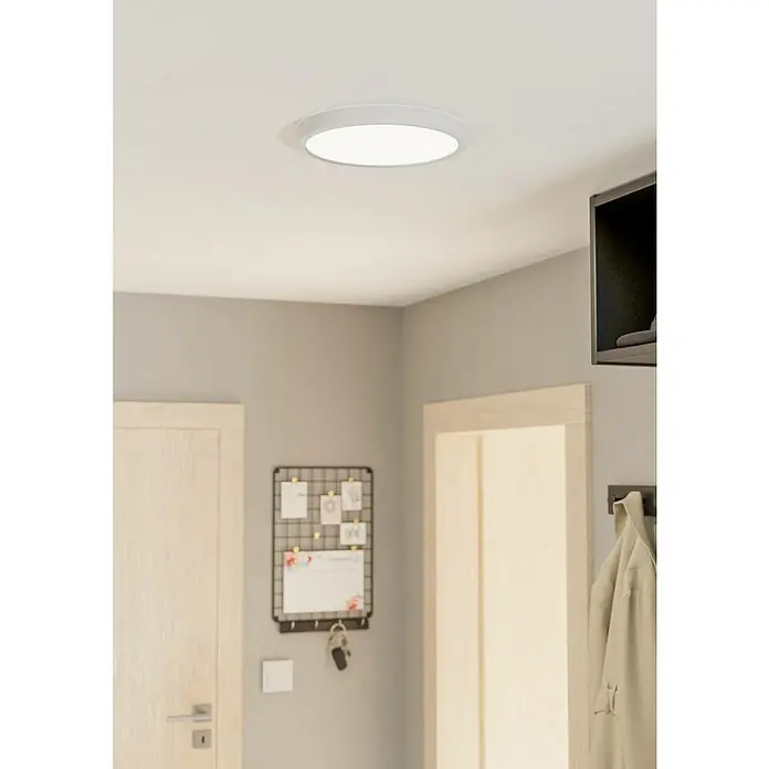 Eglo Fueva 5 LED-Deckenleuchte rund - Ø x H: 28,5 x 2,8 cm, 20 W, Weiß, Neutralweiß - Eine moderne, runde LED-Deckenleuchte in einem hellen Raum. Die Lampe sorgt für eine gleichmäßige Ausleuchtung und ein angenehmes Ambiente.