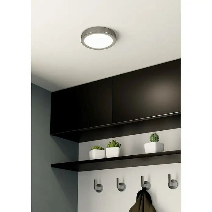 Eglo LED-Deckenleuchte rund Fueva 5 - 10,5 W, Ø x H: 160 x 28 mm, Nickel matt, Neutralweiß - Deckenleuchte im Flur. Die silberne Deckenleuchte erhellt den Raum über einem Regal mit Kakteen und einer Garderobe.