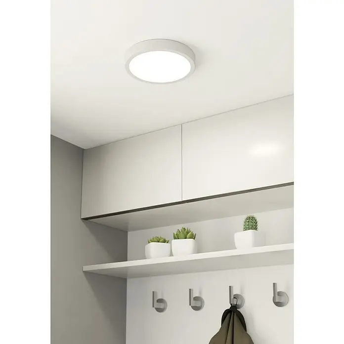 Eglo Fueva 5 LED-Deckenleuchte Fueva 5 - Weiß, Durchmesser: 210 mm - Eine runde Deckenleuchte in Weiß mit darunterliegenden weißen Schränken und einer Ablage mit Pflanzen.